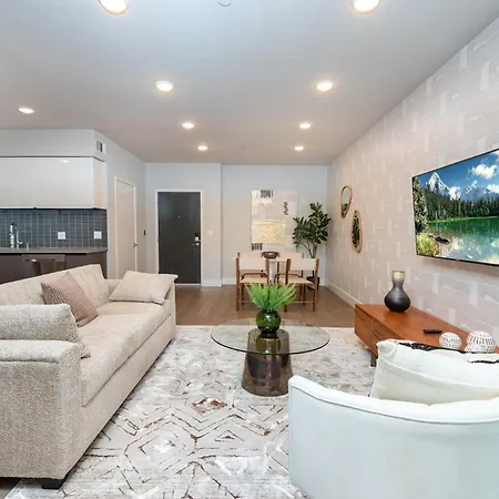 Luxurious 2Br Condo In K-Town W/ Private Balcony!